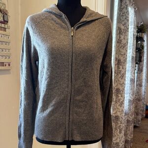 New With Tags Women’s Medium Gray Hooded 100% Cashmere Sweater Apt 9